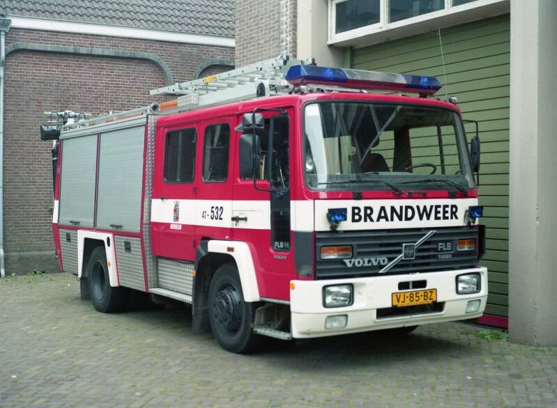 Kenteken: VJ-85-BZ Roepnummer: 532 Type voertuig: TS7 LD3000 HD250 T1900 Merk &amp; Type: Volvo FL614-34 Opbouw: Doeschot-Rosenbauer Bouwjaar: 1990 In dienst: 1990 Uit dienst: 2007