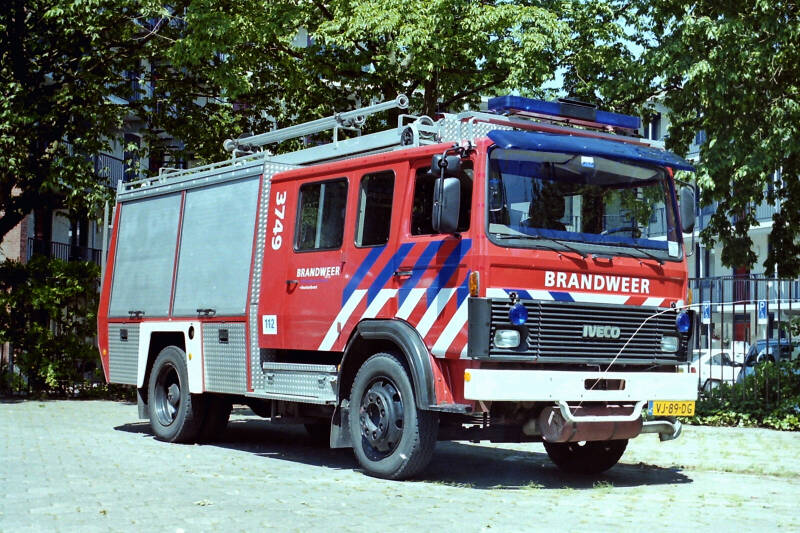 Kenteken: VJ-89-DG Roepnummer: 749 > 3749 Type voertuig: TS9 LD3000 HD250 T1500 Merk &amp; Type: Iveco-Magirus 110.16A Opbouw: Doeschot-Rosenbauer Bouwjaar: 1990 In dienst: 1990 Uit dienst: 2008