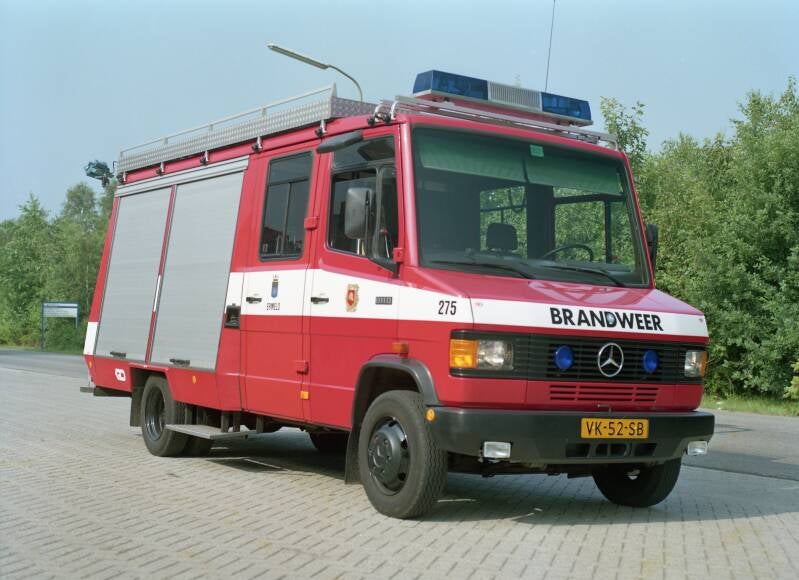 Kenteken: VK-52-SB Roepnummer: 675 > 275 Type voertuig: HV-2 Merk &amp; Type: Mercedes Benz 811FD37[Ecov] Opbouw: Doeschot-Rosenbauer Bouwjaar: 1991 In dienst: 1991 Uit dienst: 2002. 