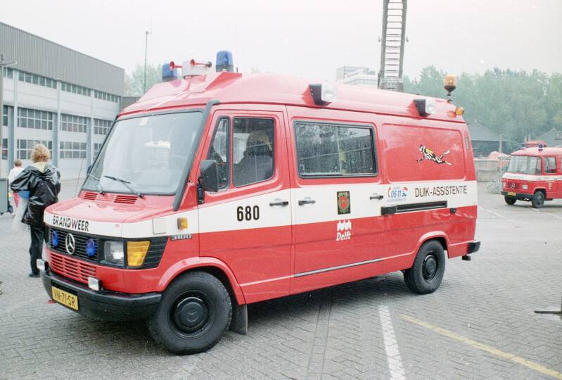 Kenteken: VN-71-SR Roepnummer: 680 Type voertuig: WO Merk &amp; Type: Mercedes Benz 310FD33[Ecov] Opbouw: Doeschot Bouwjaar: 1991 In dienst: 1991 Uit dienst: 2008.a afvoer tijdelijk naar brandweer Leiden, thans bezit van de SHB als verkoopwagen.