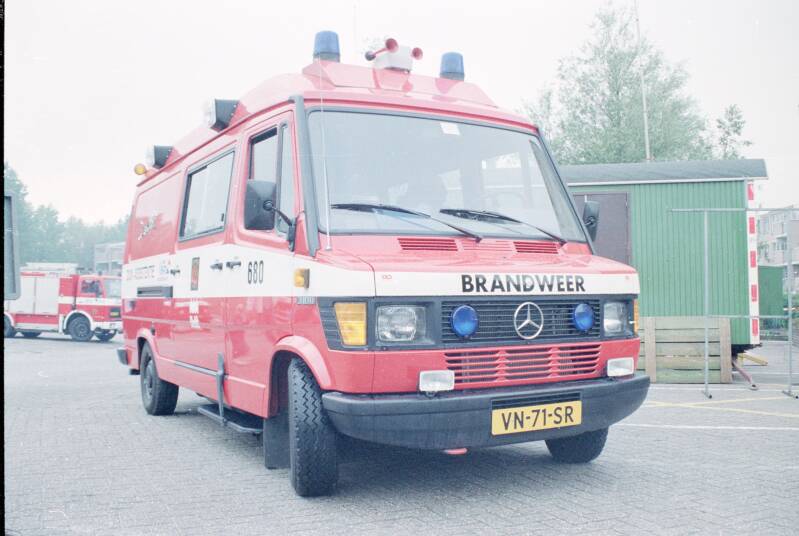 Kenteken: VN-71-SR Roepnummer: 680 Type voertuig: WO Merk &amp; Type: Mercedes Benz 310FD33[Ecov] Opbouw: Doeschot Bouwjaar: 1991 In dienst: 1991 Uit dienst: 2008.a afvoer tijdelijk naar brandweer Leiden, thans bezit van de SHB als verkoopwagen.