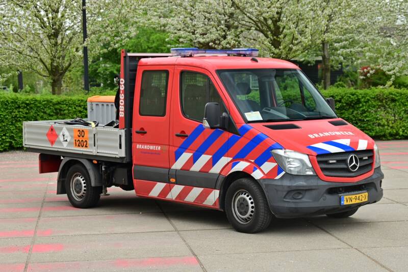 Kenteken: VN-942-X Roepnummer: 09-9088 Type voertuig: PM5 (logistiek) Merk &amp; Type: Mercedes Benz 515BleuTec37[Sprinter] Opbouw: van der Born-Hiab Bouwjaar: 2015 In dienst: 2015 Uit dienst: Standplaats: Utrecht - Leidsche Rijn