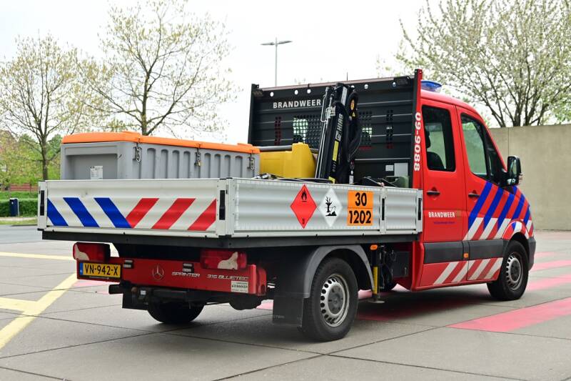 Kenteken: VN-942-X Roepnummer: 09-9088 Type voertuig: PM5 (logistiek) Merk &amp; Type: Mercedes Benz 515BleuTec37[Sprinter] Opbouw: van der Born-Hiab Bouwjaar: 2015 In dienst: 2015 Uit dienst: Standplaats: Utrecht - Leidsche Rijn