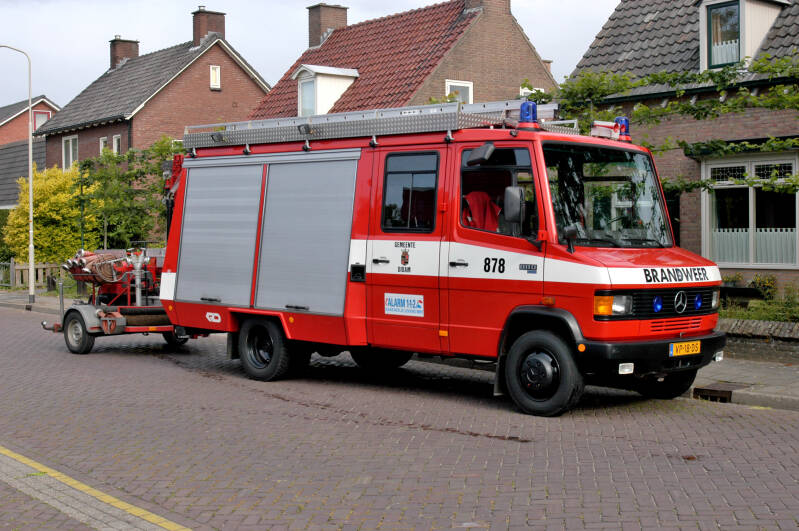 Kenteken: VP-18-DS Roepnummer: 876 > 40-878 > 06-8771 > 06-8764 Type voertuig: HV-2 / PM7 Merk &amp; Type: Mercedes Benz 811FD37[Ecov] Opbouw: Doeschot-Rosenbauer Bouwjaar: 1992 In dienst: 1992