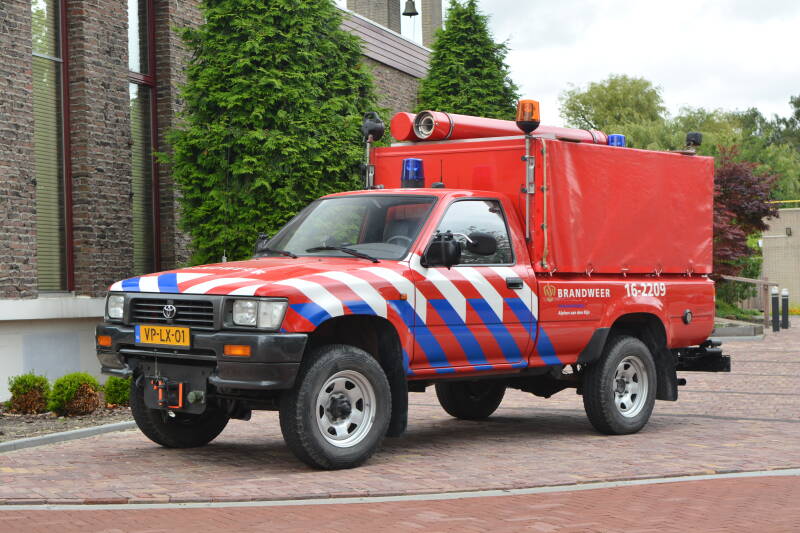 Kenteken: VP-LX-01 Roepnummer: 66-882 > 16-2209 Type voertuig: PM2 [GS-VO] Merk &amp; Type: Toyota HiLux 2,4DSL-PickUp Opbouw: Bouwjaar: 1997 In dienst: 1997 Uit dienst: 2016
