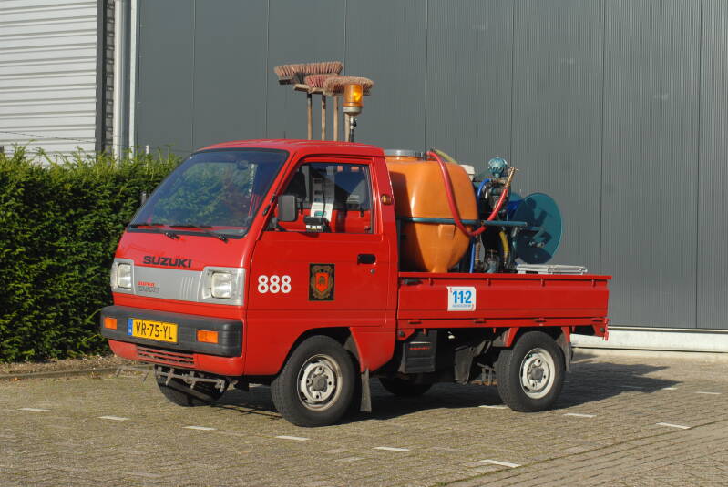 Kenteken: VR-75-YL Roepnummer: 888 Type voertuig: PM2-CL Merk &amp; Type: Suzuki Carry Hi-Jet Pick-up 1,0 Opbouw: Bouwjaar: 1992 In dienst: 1992 Uit dienst: 2009