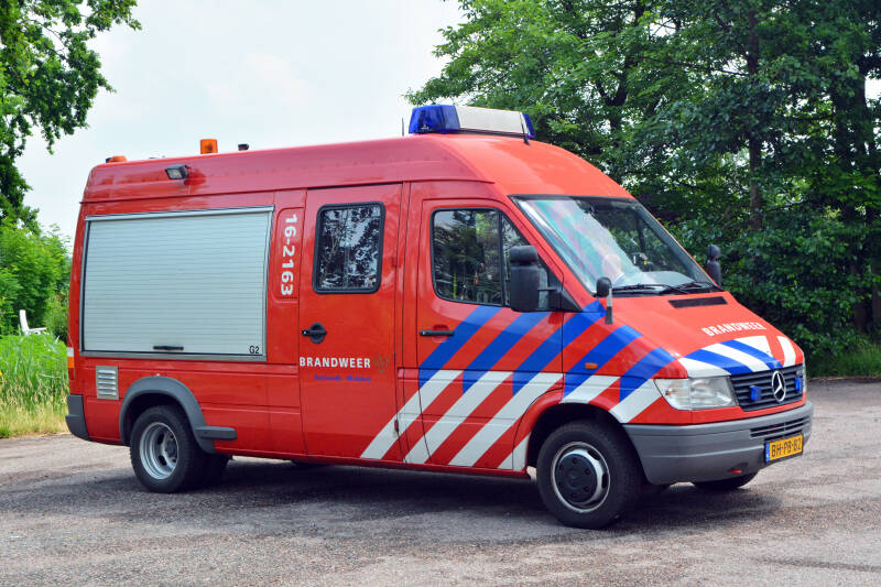 Kenteken: BH-PB-82 Roepnummer: 16-2163 Type voertuig: TS4 [SB] T500 Merk &amp; Type: Mercedes Benz 412D35[Sprinter] Opbouw: Schmitz-OneSeven Bouwjaar: 2000 In dienst: 2015 Uit dienst: 2018