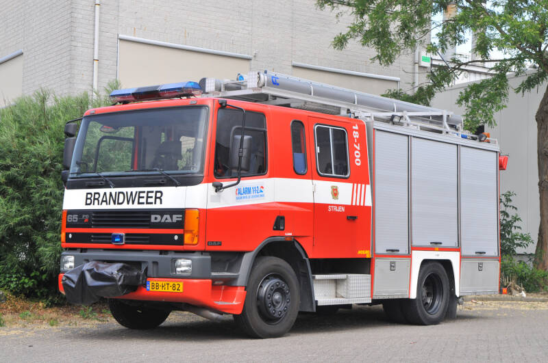 Kenteken: BB-HT-82 Roepnummer: 732 > 18-700 Type voertuig: TS8 LD3000 HD265 T1500/150 Merk &amp; Type: DAF FF65.210NC380 Opbouw: Mostard Bouwjaar: 1994 In dienst: 1994 Uit dienst: 2010. Verkocht aan ICL-IP (v/h Broomchemie) Terneuzen.