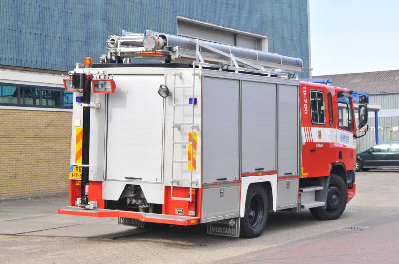 Kenteken: BB-HT-82 Roepnummer: 732 > 18-700 Type voertuig: TS8 LD3000 HD265 T1500/150 Merk &amp; Type: DAF FF65.210NC380 Opbouw: Mostard Bouwjaar: 1994 In dienst: 1994 Uit dienst: 2010. Verkocht aan ICL-IP (v/h Broomchemie) Terneuzen.