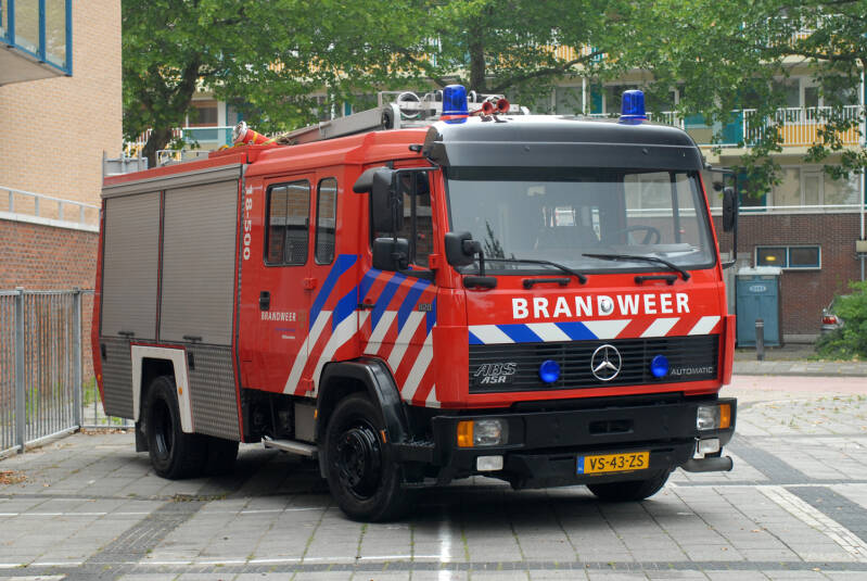 Kenteken: VS-43-ZS Roepnummer: 18-500 Type voertuig: TS9 LD3000 HD250 T1500 Merk &amp; Type: Mercedes Benz 1120F36[Ecol] Opbouw: Doeschot-Rosenbauer Bouwjaar: 1993 In dienst: 1993 Uit dienst: 2009