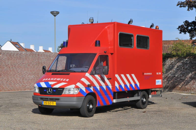 Kenteken: VV-XS-98 > VS-DZ-11 Roepnummer: ML900 > 23-5691 Type voertuig: VC-2 Merk &amp; Type: Mercedes Benz 312FD35[Sprinter] Opbouw: KPN Bouwjaar: 1997 In dienst: 2007 Uit dienst: 2017. Regionaal voertuig.