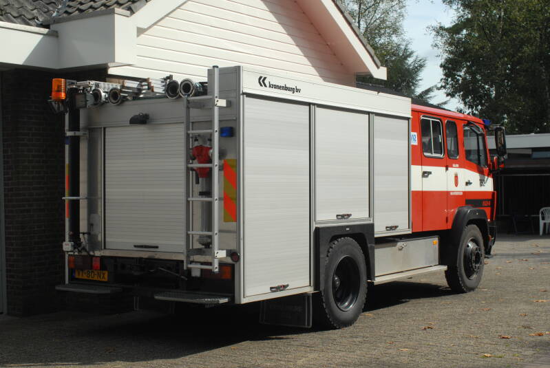 Kenteken: VT-80-NX Roepnummer: 49-752 Type voertuig: TS8 LD3000 HD240 T2200 Merk &amp; Type: Mercedes Benz 1124AF[Ecol] Opbouw: Kronenburg Bouwjaar: 1993 In dienst: 1993 Uit dienst: 2009. Naar jeugdbrandweer Amerongen