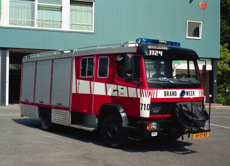 Kenteken: VV-17-RF Roepnummer: 710 Type voertuig: AS6 [GM/SL] LD3000 Merk &amp; Type: Mercedes Benz 1124F36[Ecol] Opbouw: Brandweer-Rosenbauer Bouwjaar: 1993 In dienst: 1993 Uit dienst: 200.