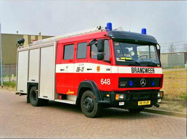Kenteken: VX-19-ZF Roepnummer: 842 > 648 Type voertuig: TS9 LD2800 HD260 T1500 Merk &amp; Type: Mercedes Benz 1117F37 [Ecol] Opbouw: Ziegler Brandweertechniek Bouwjaar: 1993 In dienst: 1993 Uit dienst: 2019.  Sinds 2011 tbv de jeugdbrandweer.