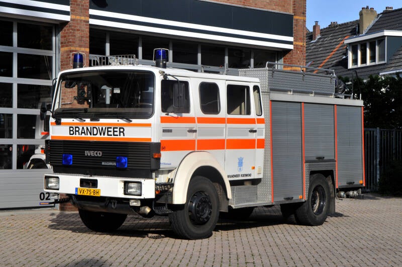 Kenteken: VX-75-BH Roepnummer: 841 Type voertuig: TS6 LD3000 HD240 T2400/200 Merk &amp; Type: Iveco 120.25AW Opbouw: Spijkstaal-Magirus Bouwjaar: 1993 In dienst: 1993 Uit dienst: 2010