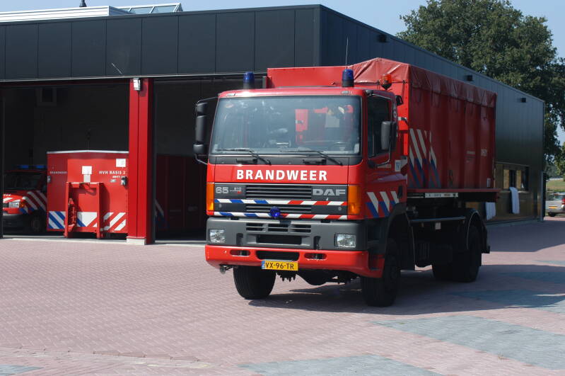 Kenteken: VX-96-TR Roepnummer: 585 > 4041 Type voertuig: HA Merk &amp; Type: DAF FAV65.210NC400 Opbouw: Leebur Bouwjaar: 1993 In dienst: 1993 Uit dienst: 2010. Regionaal BiZa voertuig. Naar brandweer Vledder. 