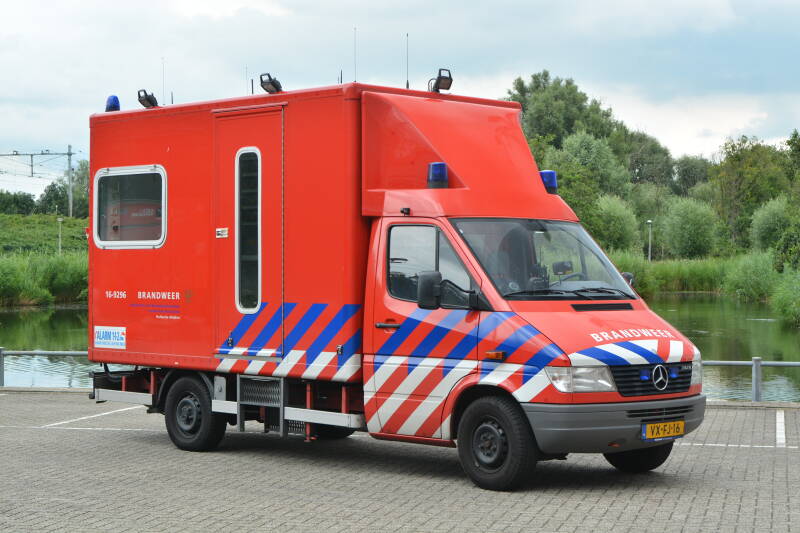  Kenteken: VX-FJ-16 Roepnummer: 66-590 > 16-9296Type voertuig: VC-2 Merk &amp; Type: Mercedes Benz 312D35[Sprinter] Opbouw: KPN Bouwjaar: 1998 In dienst: 200. Uit dienst: 2017.  Regionaal BiZa voertuig. Afkomstig van brandweer Leiden.