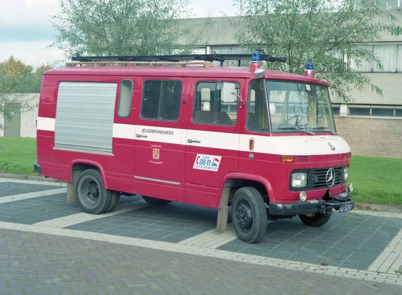 Kenteken: XJ-57-15 Roepnummer: 771 > 780 Type voertuig: AS9 LD2000 > GM8 > PM9 Merk &amp; Type: Mercedes Benz LF408G29 Opbouw: den Hartog-Ziegler Bouwjaar: 1968 In dienst: 1968 Uit dienst: 1997