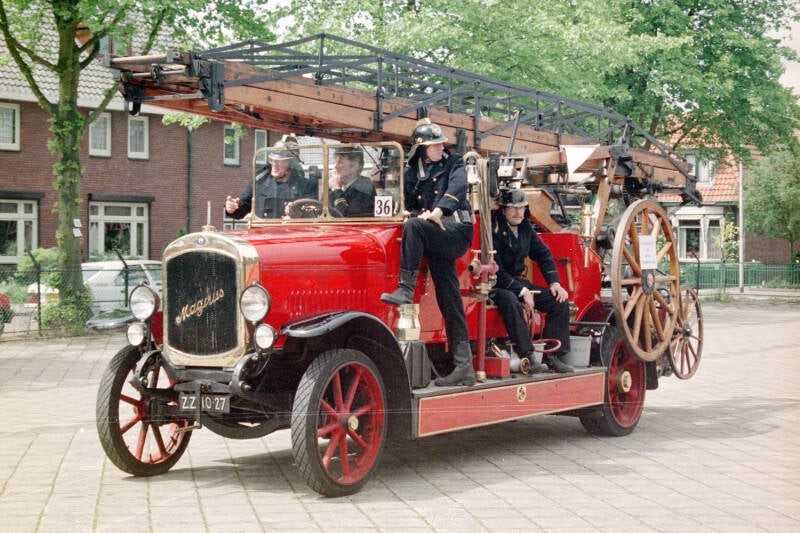 Kenteken: GZ-59441 > ZZ-10-27 Roepnummer: AS2 Type voertuig: AS6 LD2000 [WL-18] Merk &amp; Type: Magirus 3G1S Opbouw: Geesink-Magirus Bouwjaar: 1921 In dienst: 1926 Uit dienst: 1957