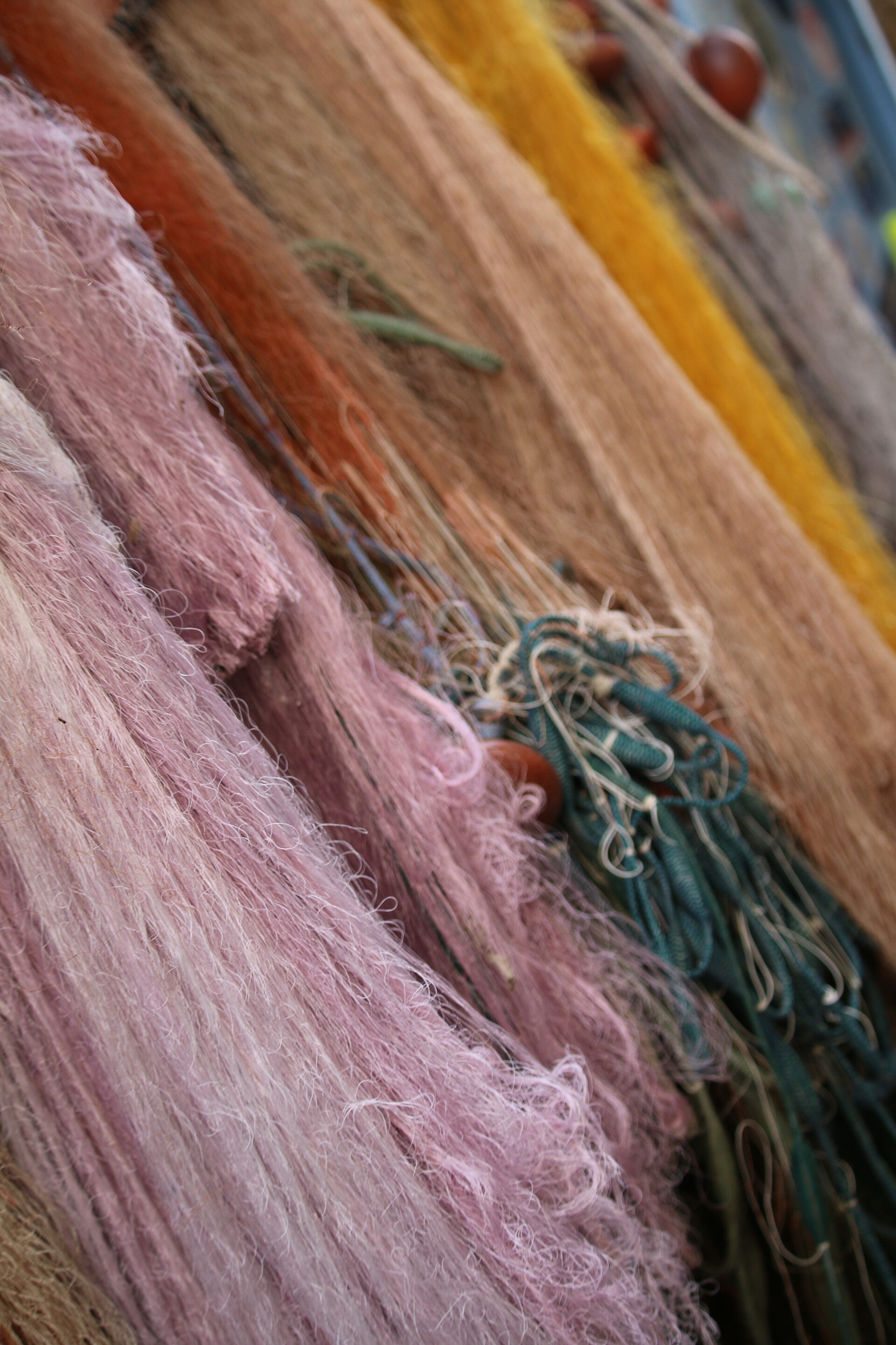 Reti da pesca con galleggianti appese a un muro. Una metafora delle aspettative e delle immagini che possono allontanarci dall'ascolto di ciò che è vivo nelle relazioni.