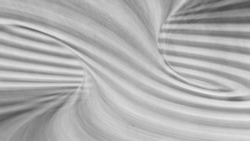 Vortice di linee in movimento che rappresenta la tensione e l’attivazione del corpo nell’ansia