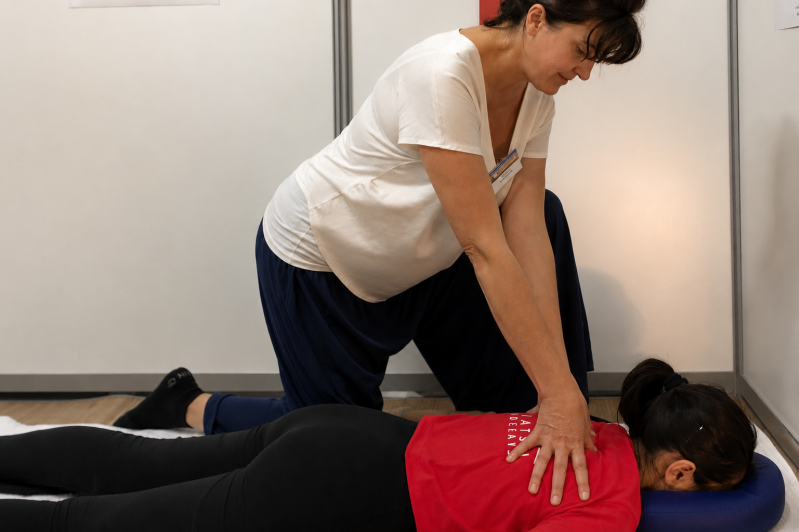 Valérie Calmès pratiquant le Shiatsu lors d’un salon professionnel à Bordeaux
