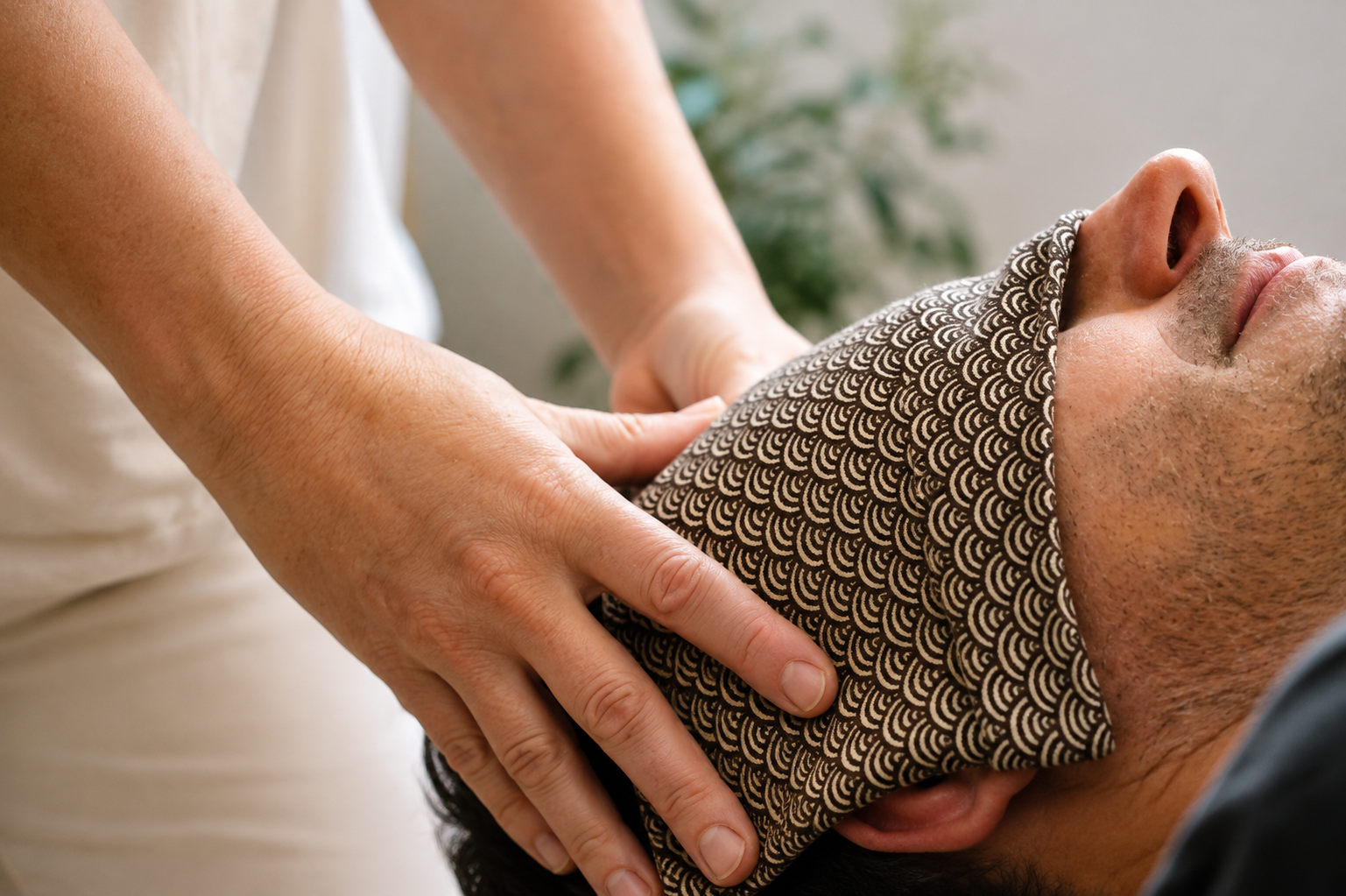 Valérie Calmès pratiquant le Shiatsu au niveau du crâne et des cervicales à Bordeaux