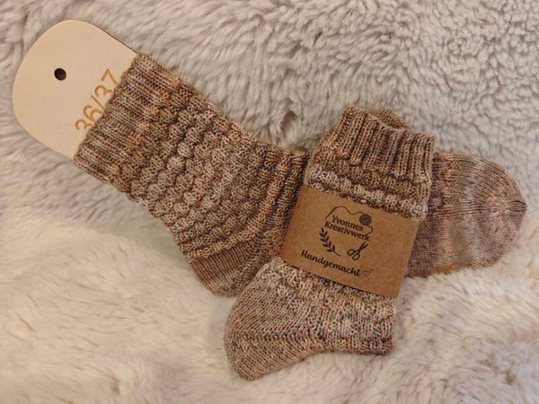 Handgestrickte Wollsocken Sandstein Flair – Größe 36/37