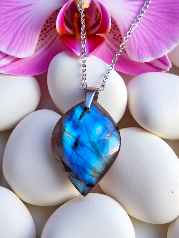 Pendentif en labradorite sur chaîne en acier inoxydable N°11
