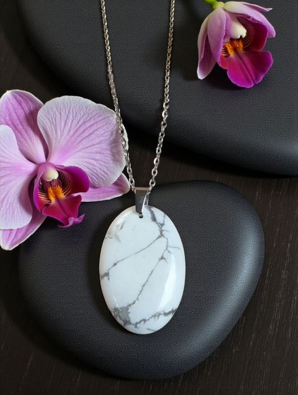 Pendentif en howlite sur chaîne en acier inoxydable N°6