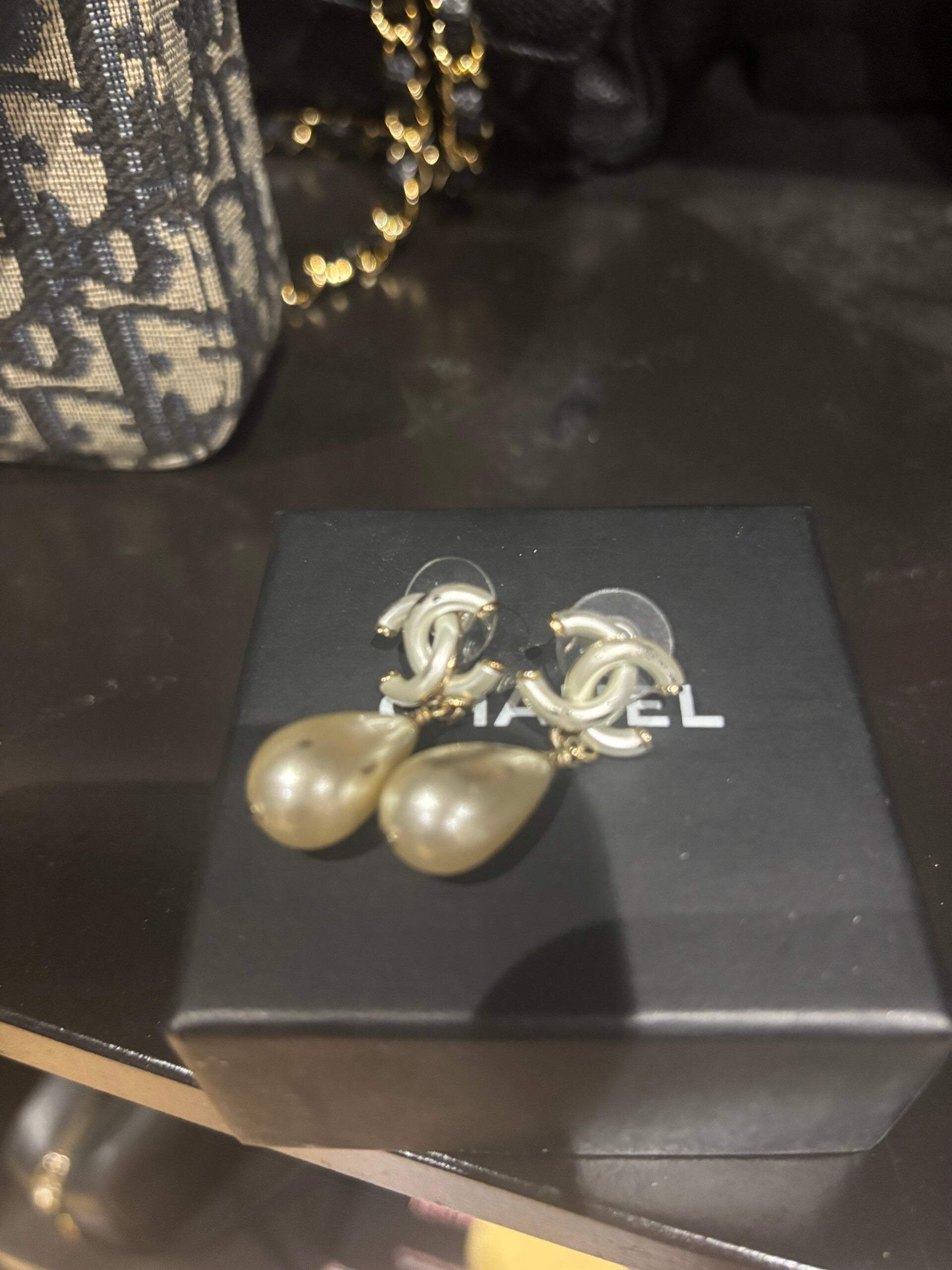 Chanel CC pearl oorbellen