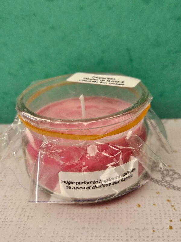 Bougie en pot parfumé Charlotte aux Fraises & Pétales de roses