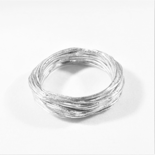 Ring uit gewikkeld zilverdraad