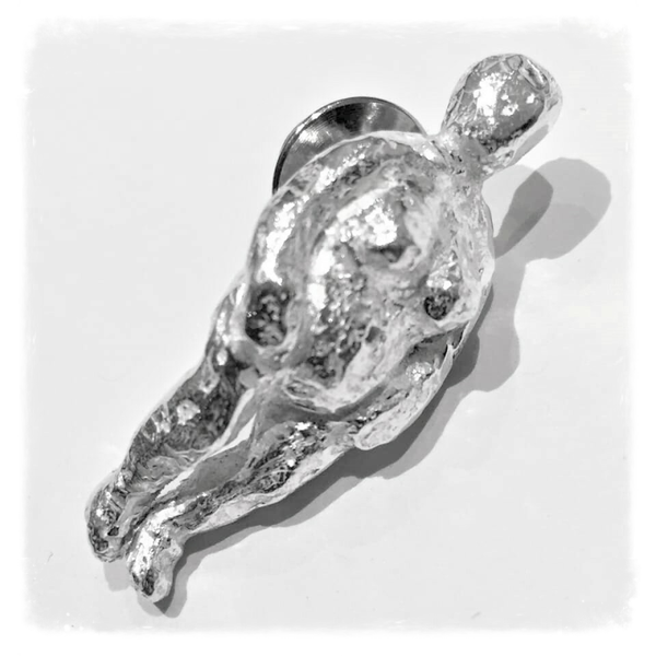 Vrouwelijk naakt, pin met veiligheid of hanger