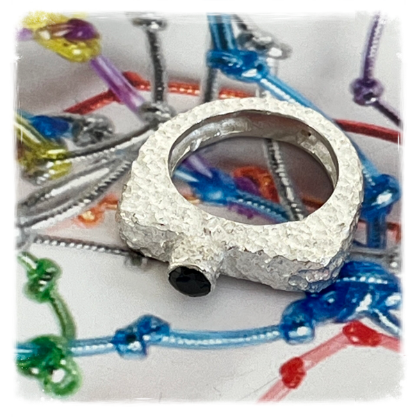 Ring met koraalstructuur en zwarte zirkonia