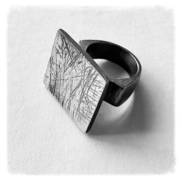 Vierkante ring ‘doorleefd’