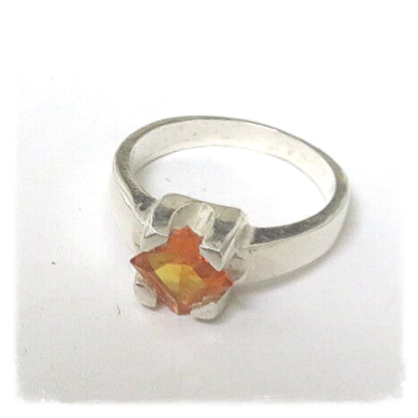 Ring met oranje zirkonia in ruit gezet