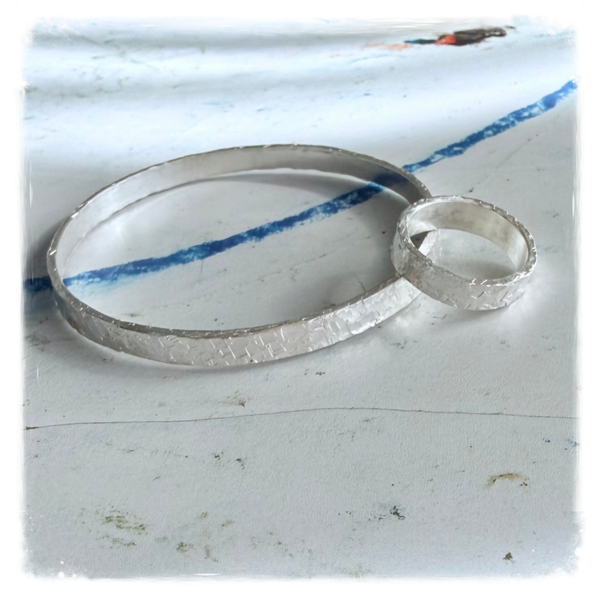 Gehamerde armband en ring