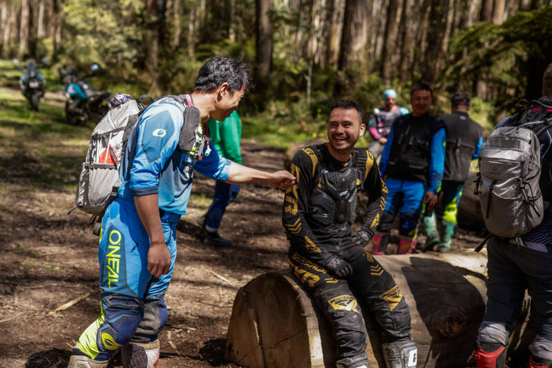 Vrolijke onderlinge interactie tijdens offroad motorrit met groep, Benjamin Torbijn 