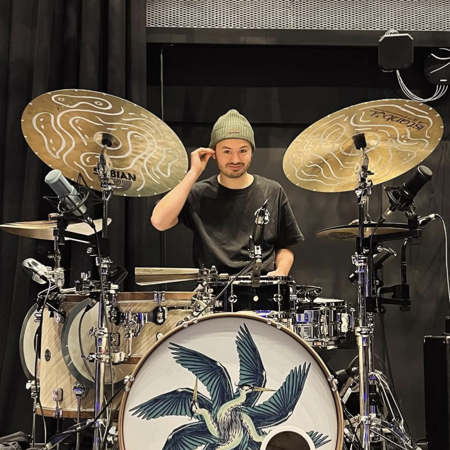 Benjamin Torbijn - Freelance drummer in actie tijdens soundcheck op tour in Duitsland