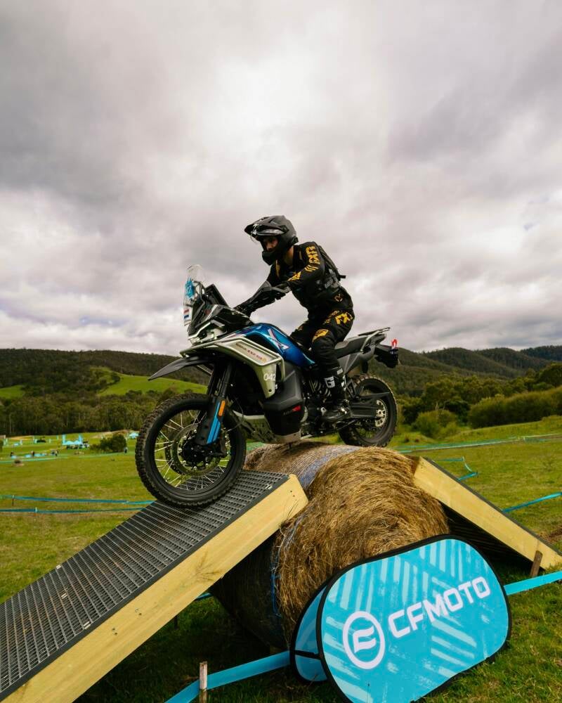 Met Adventure motor over strobaal, tijdens het rijden van een obstakelparcours door Benjamin Torbijn