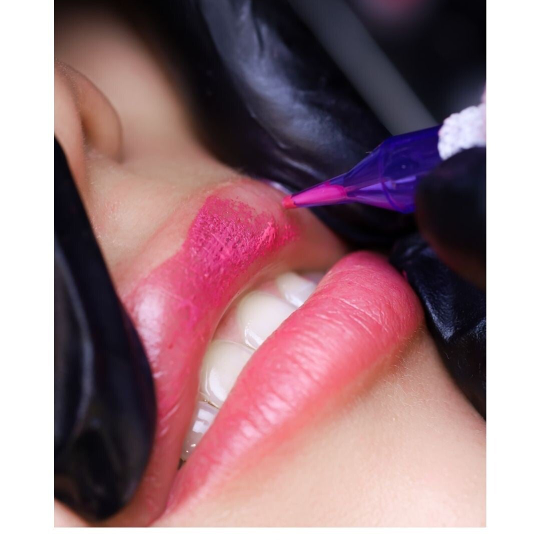 lippen die gerade pigmentiert werden