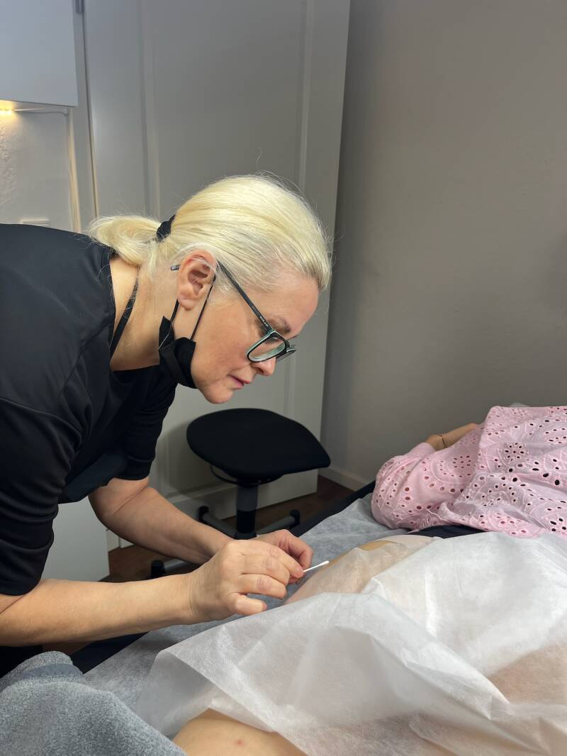 Ich als experte für Narbenbehandlung mit einer Kundin, die von mir ihre Narben pigmentieren lässt