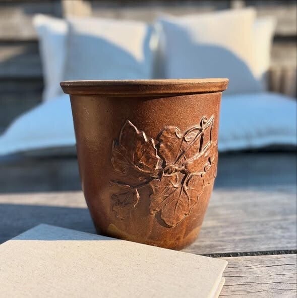 Bloempot met bladmotief