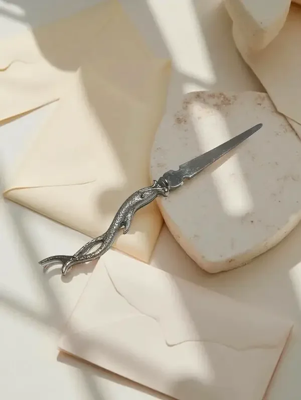 Verzilverde briefopener vis