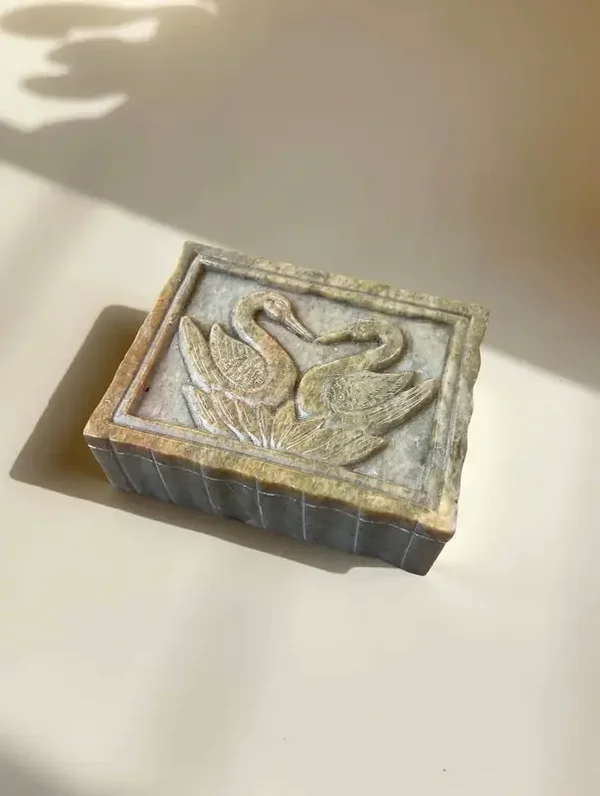 Handgesneden doosje zwaan natuursteen