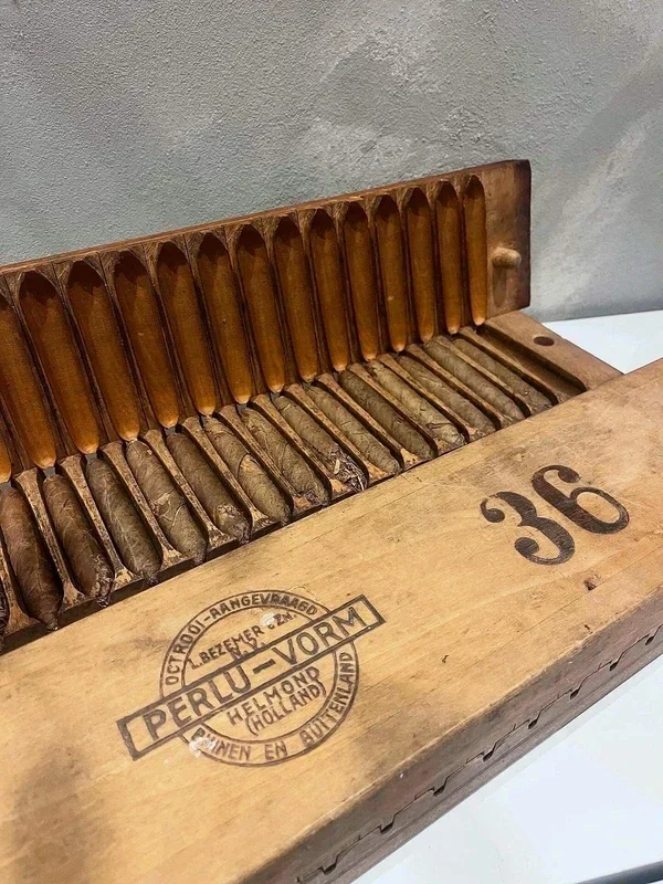 Nog 2 originele houten vormmal Perlu-vorm uit Helmond