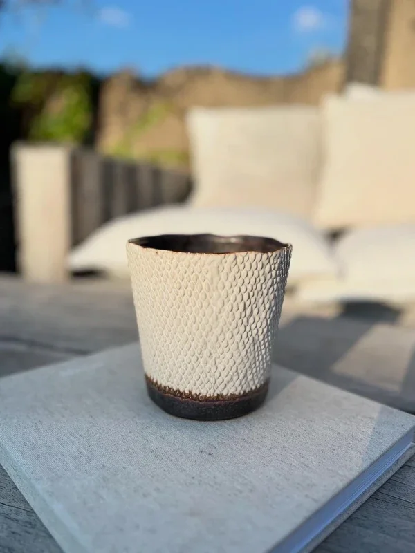 Bloempot met relief
