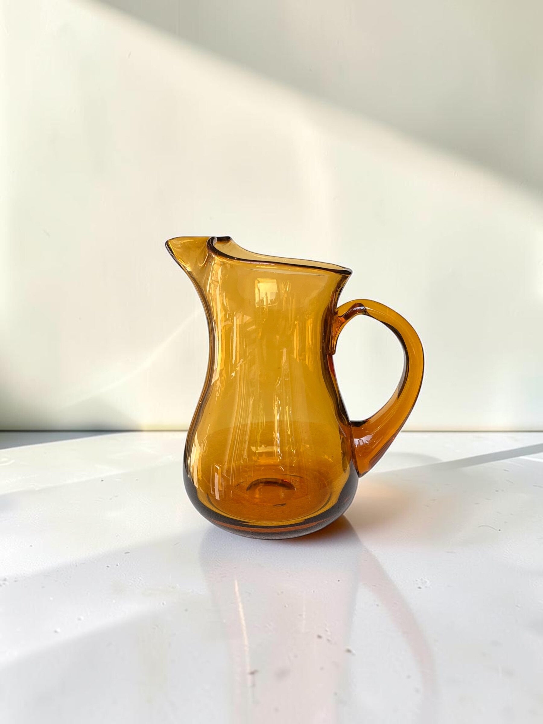 Schenkkan mondgeblazen glas amber - 1960’s