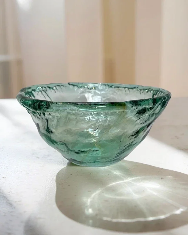 Handgeblazen kom van gerecycleerd glas